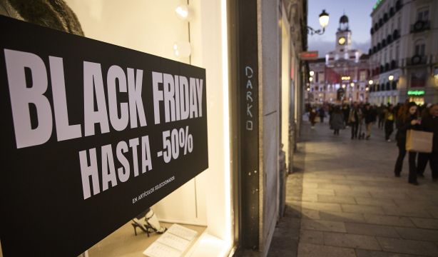 OCU denuncia ante Consumo a 11 plataformas de venta 'online' por falsas rebajas en el 'Black Friday'