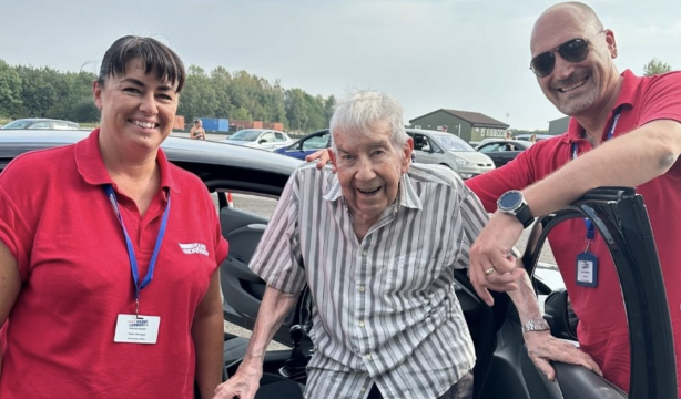 Un sueño hecho realidad: sale de la residencia para volver a la autoescuela con 98 años