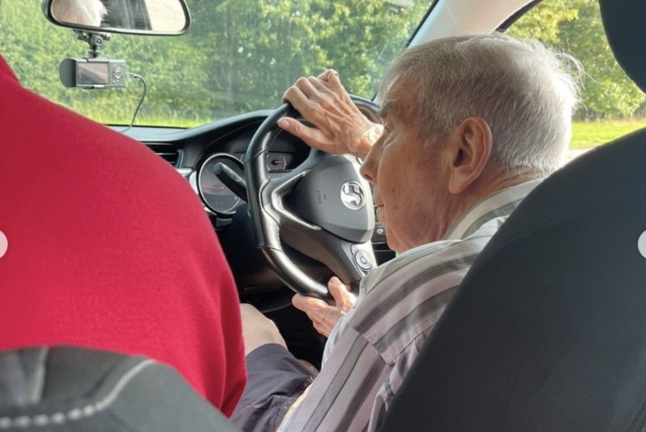 Un hombre de 98 años cumple su sueño asistiendo a la autoescuela