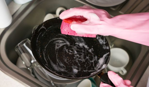 El método viral con tres ingredientes que elimina la grasa más difícil de ollas y sartenes