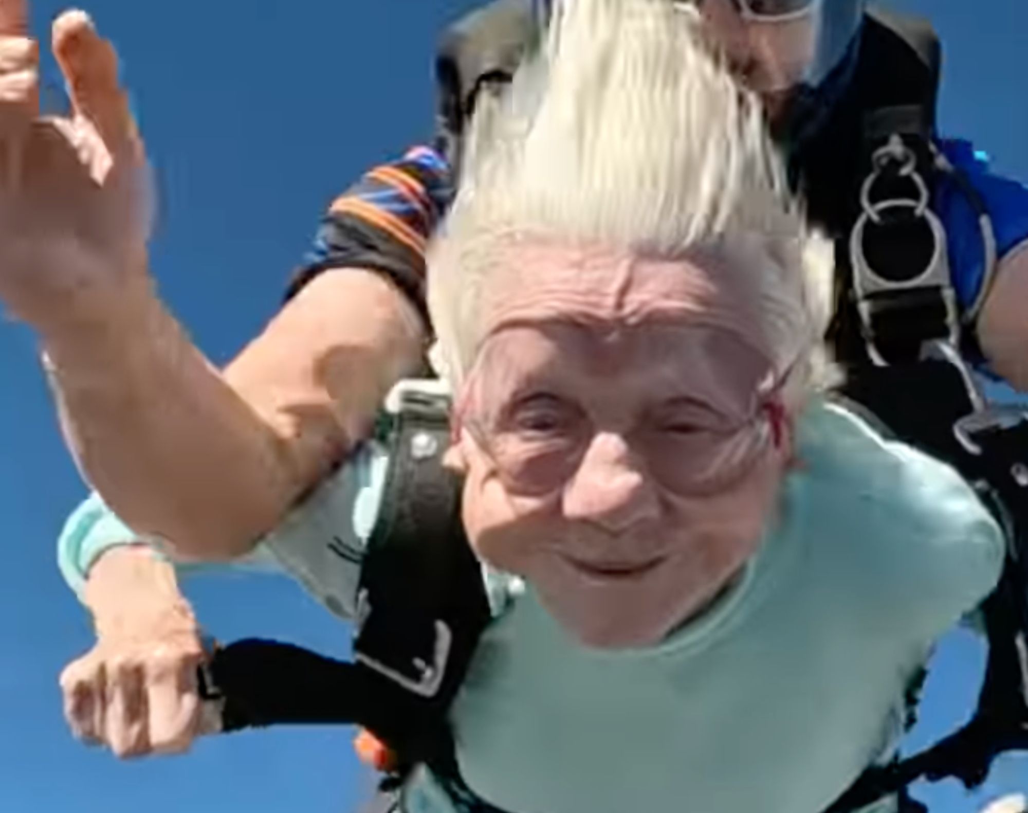 Una mujer salta en paracaídas a los 104 años para convertirse en la persona más longeva en lograrlo. Foto: Instagram