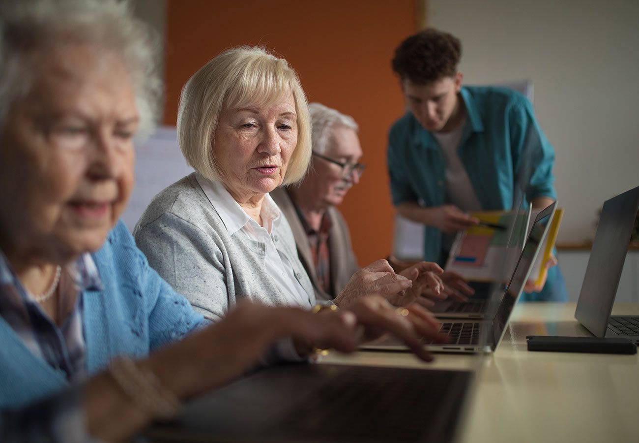 AEB presenta un programa de formación para que los mayores aprendan a utilizar la banca digital. Foto: bigstock