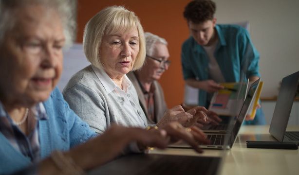 AEB presenta un programa de formación para que los mayores aprendan a utilizar la banca digital. Foto: bigstock