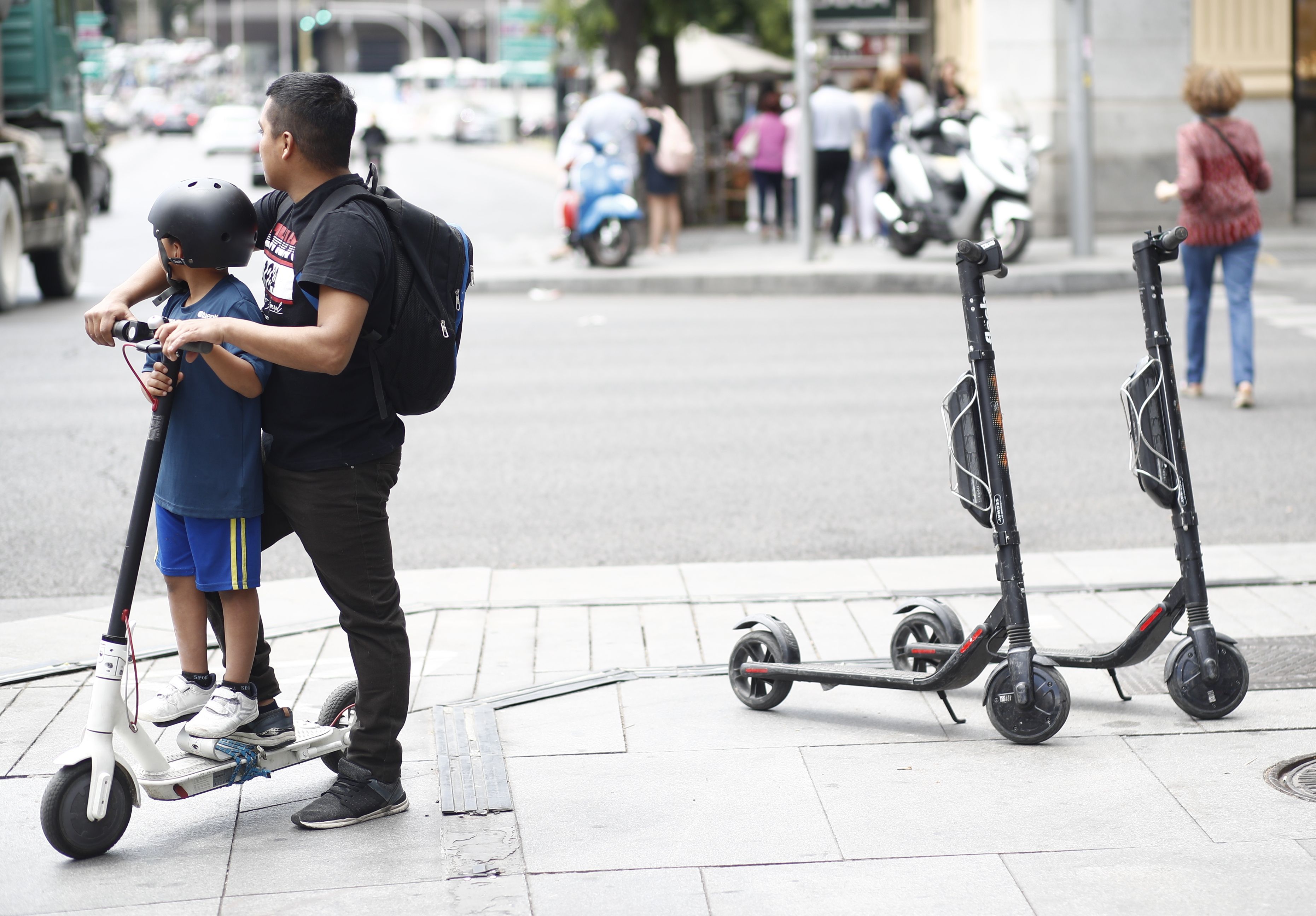 Patinetes eléctricos, el mayor enemigo de los peatones: piden mano dura para sus conductores