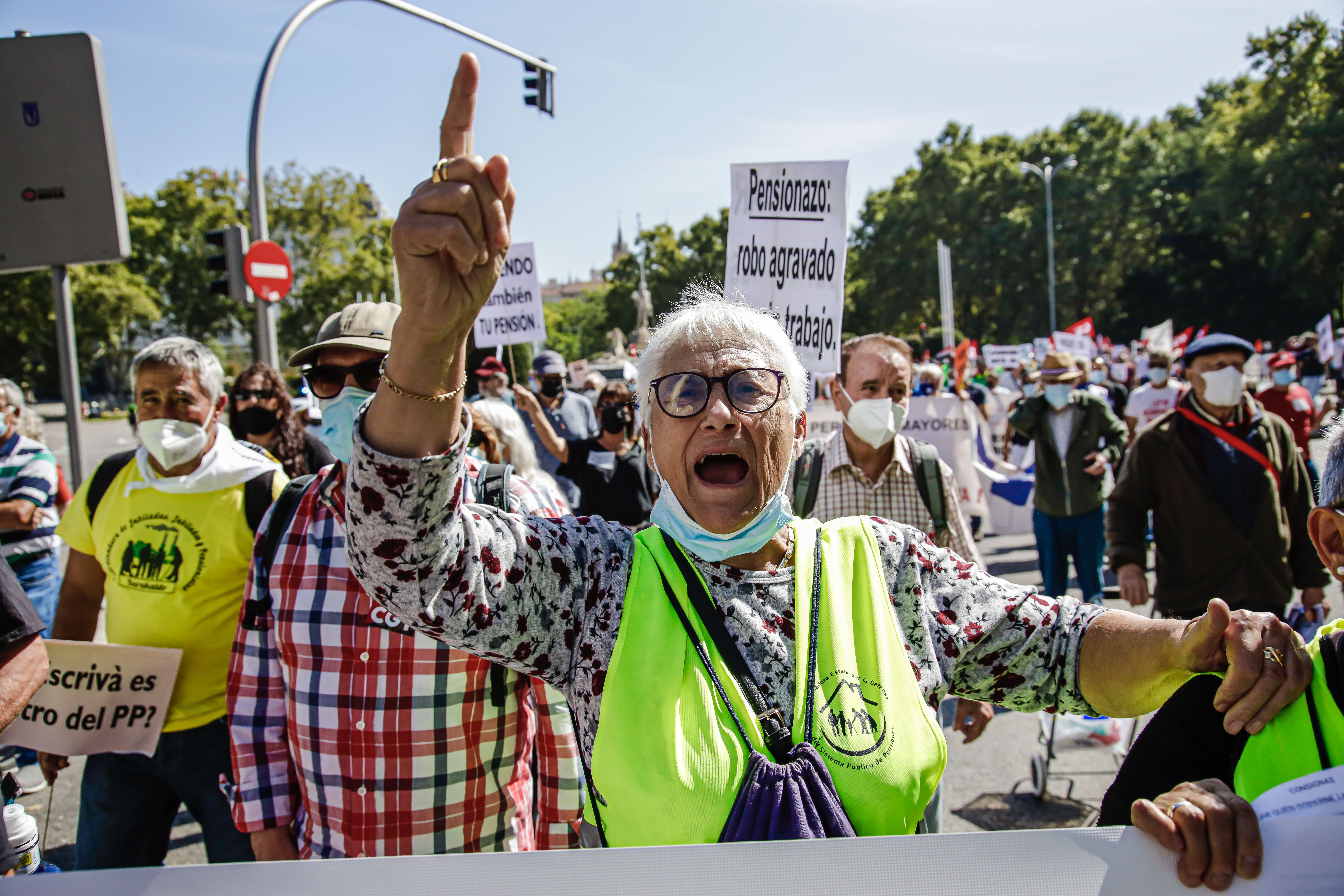 EuropaPress 3977830 mujer grita manifestacion contra recorte presupuesto pensiones servicios
