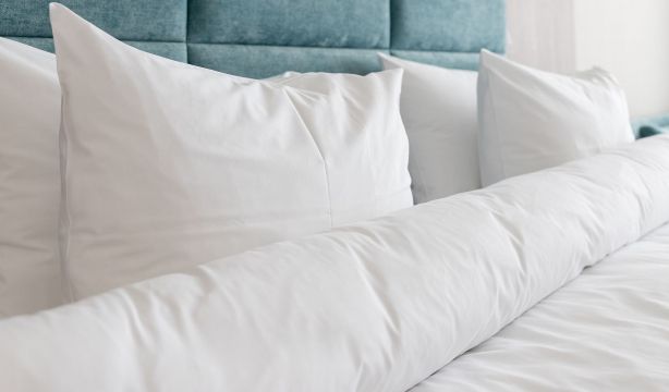 Di adiós a las manchas de sudor en las almohadas con este truco