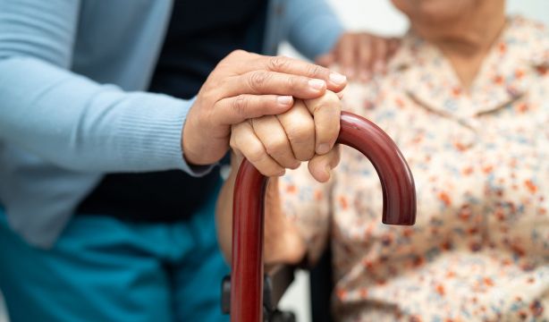 Sistemas inteligentes de voz para mejorar la calidad de la asistencia a las personas mayores. Foto: Bigstock