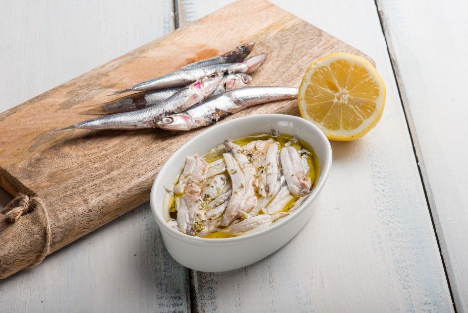 Receta para un auténtico tapeo castizo: Como hacer boquerones en vinagre caseros. Foto: Bigstock