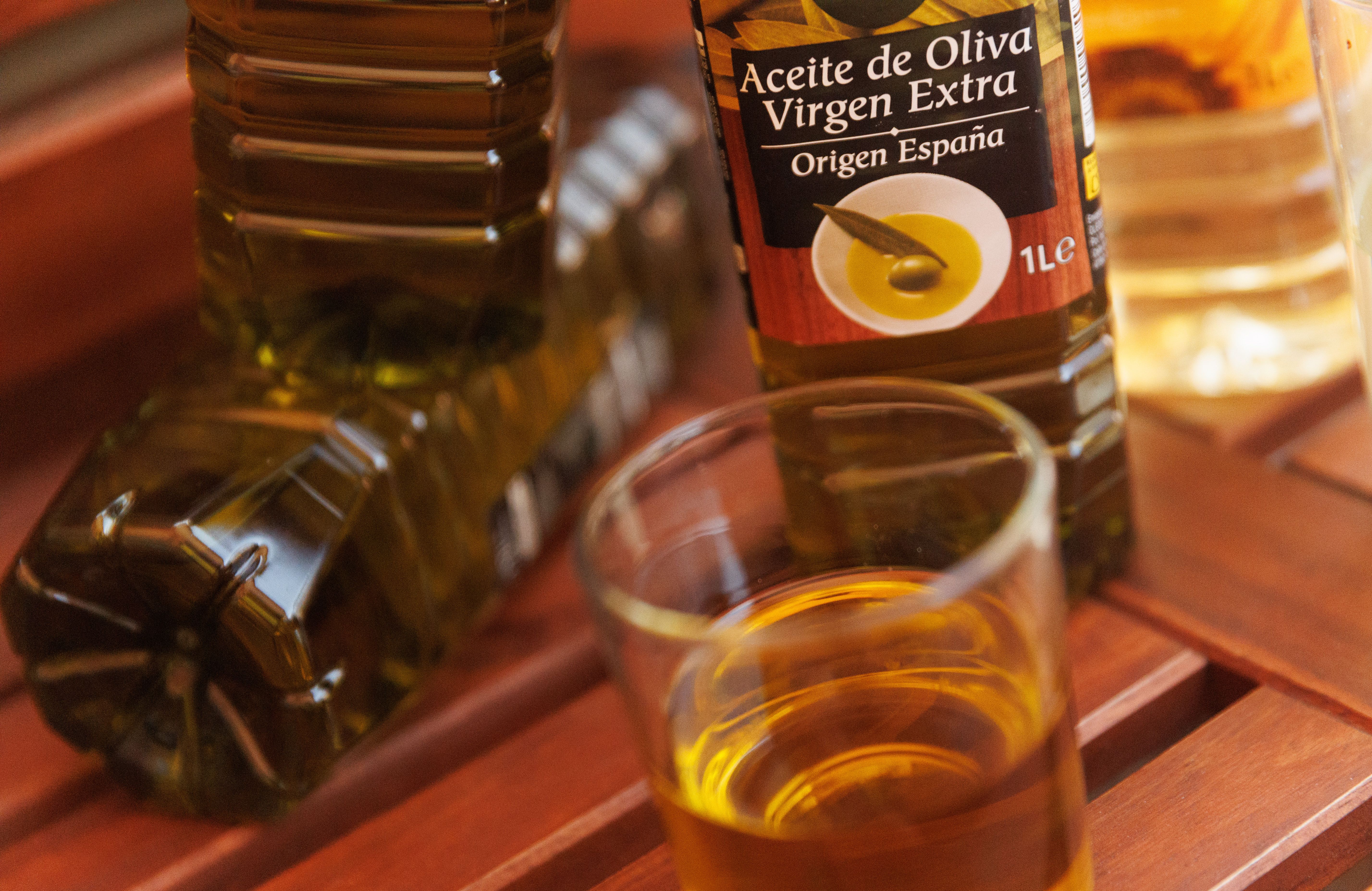 Aceite de oliva: subidas de precio de un 75% en un mes y diferencias del 56% entre supermercados