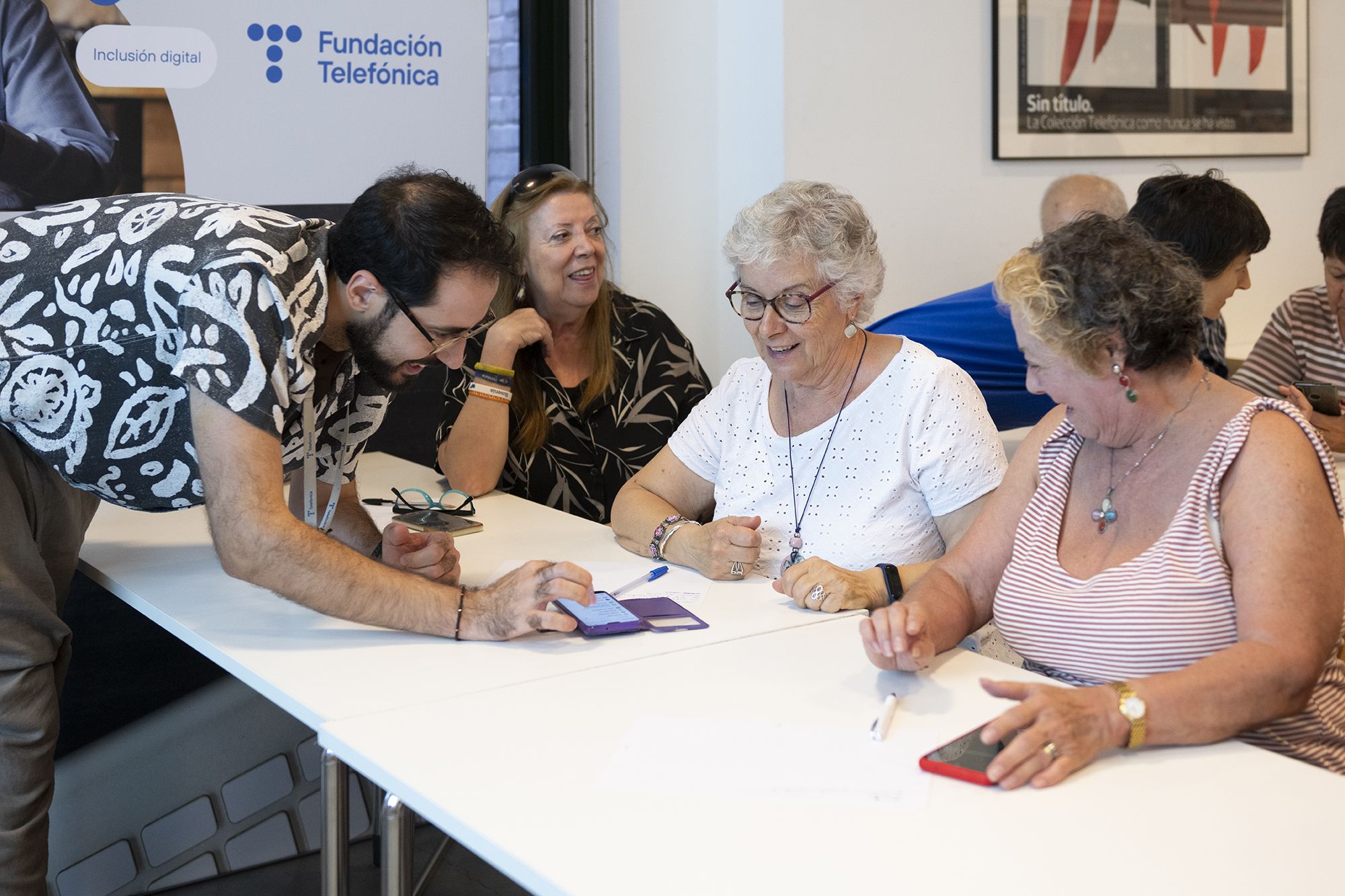 Las nuevas tecnologías, al alcance de todos: así funcionan los talleres gratuitos de 'Reconectados'