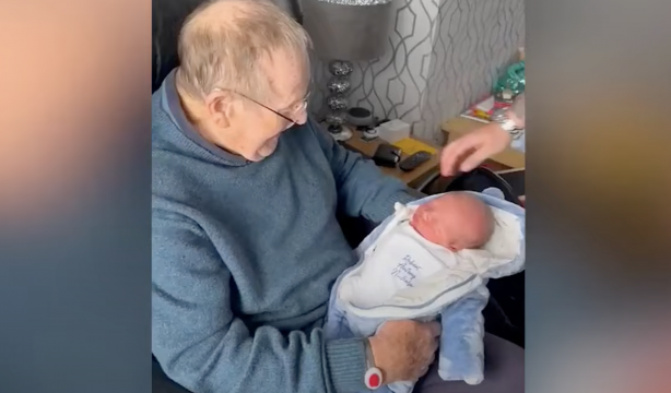 Abuelo rompe a llorar cuando le sorprenden con su nieto recién nacido, al que han puesto su nombre
