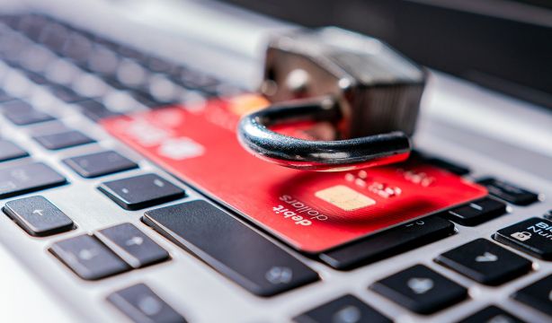 Cuidado con tu tarjeta bancaria: la Policía alerta de estas dos nuevas modalidades de estafa