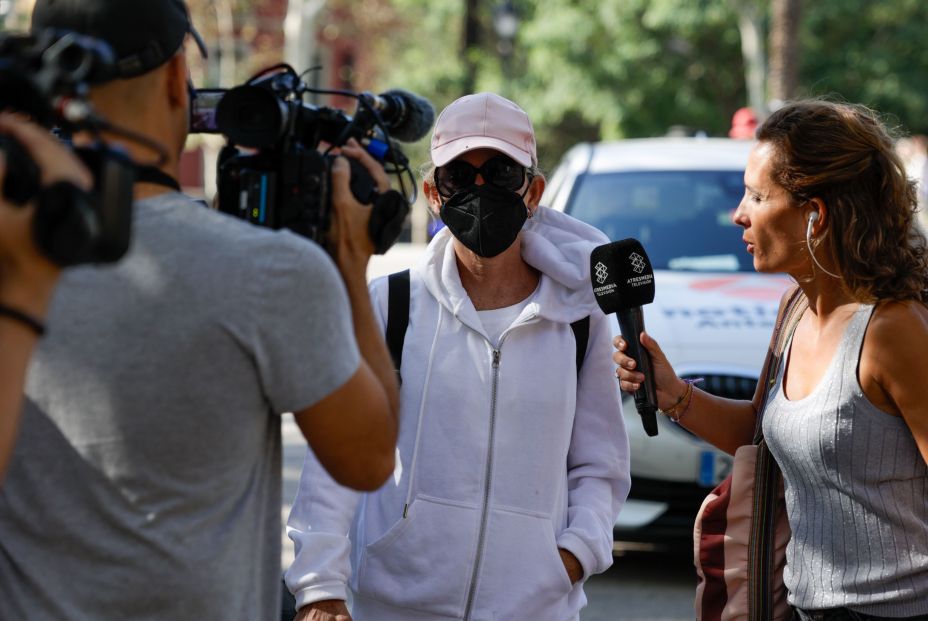 Una de las gemelas acusadas, Dolores Vázquez, a su llegada a declarar a la Audiencia de Barcelona