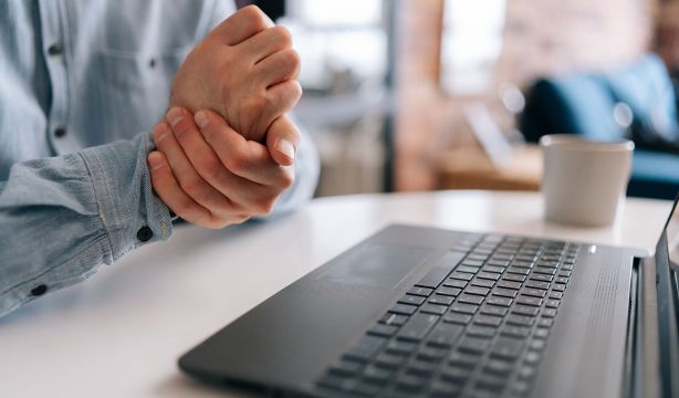 Baja laboral: ¿cómo pueden gestionarla los trabajadores desplazados? Foto: Bigstock
