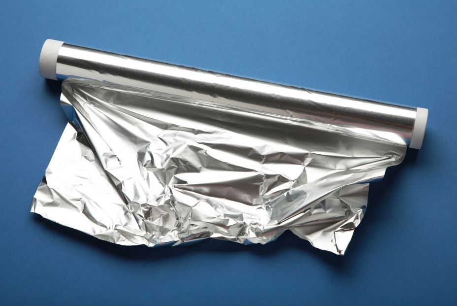 Con este sencillo truco, conseguirás cortar el papel de aluminio recto