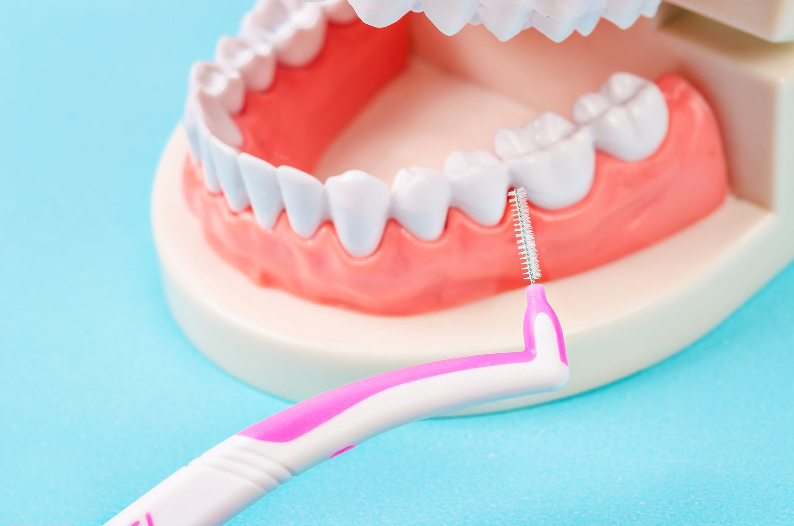 Consejos para escoger un cepillo interdental para personas mayores