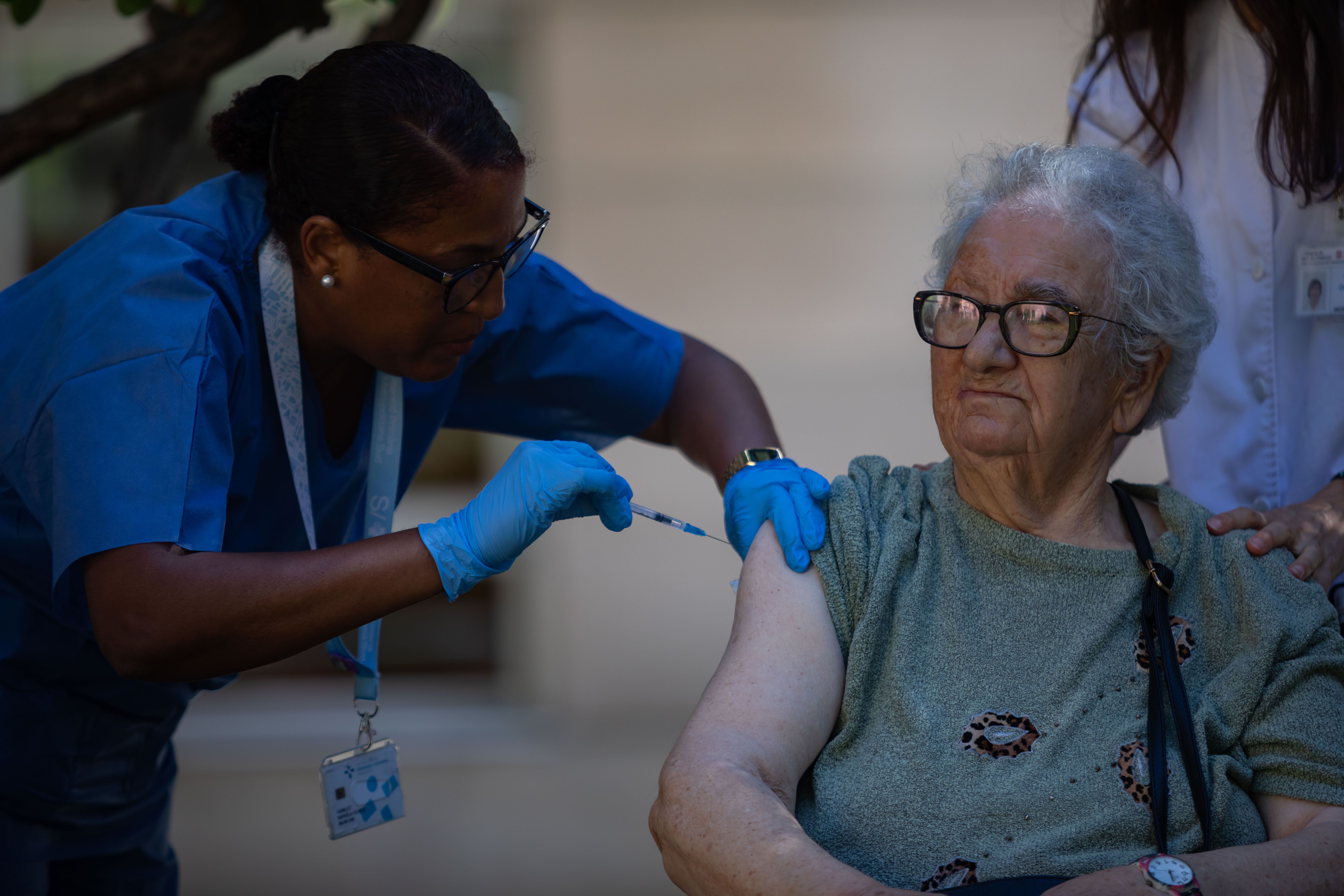 Recomiendan poner una dosis de recuerdo de la vacuna del Covid en pacientes de riesgo