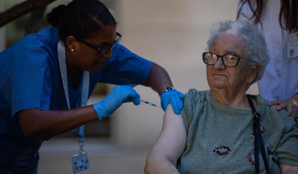 Recomiendan poner una dosis de recuerdo de la vacuna del Covid en pacientes de riesgo