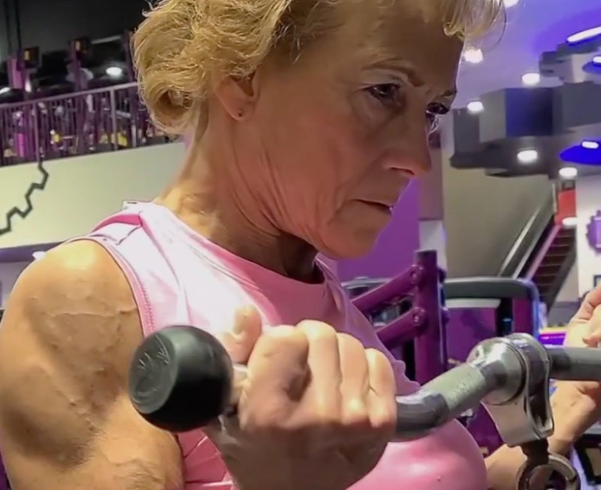 Granny Guns, la mujer de 66 años que rompe estereotipos relacionados con la edad y el deporte. Foto: Instagram