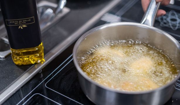 El desorbitado precio del aceite de oliva virgen dispara las ventas del aceite de orujo