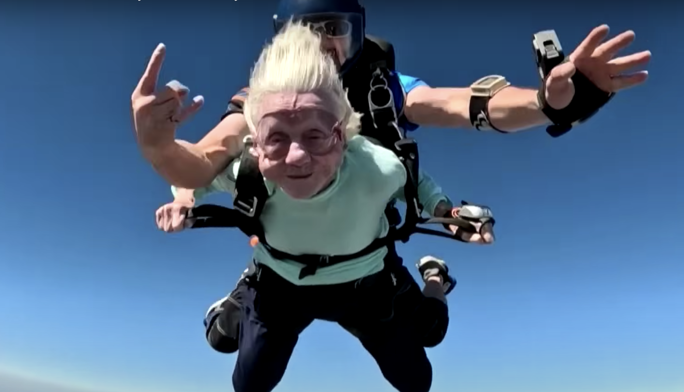 La persona más longeva en saltar en paracaídas muere solo unos días después de lograr el récord