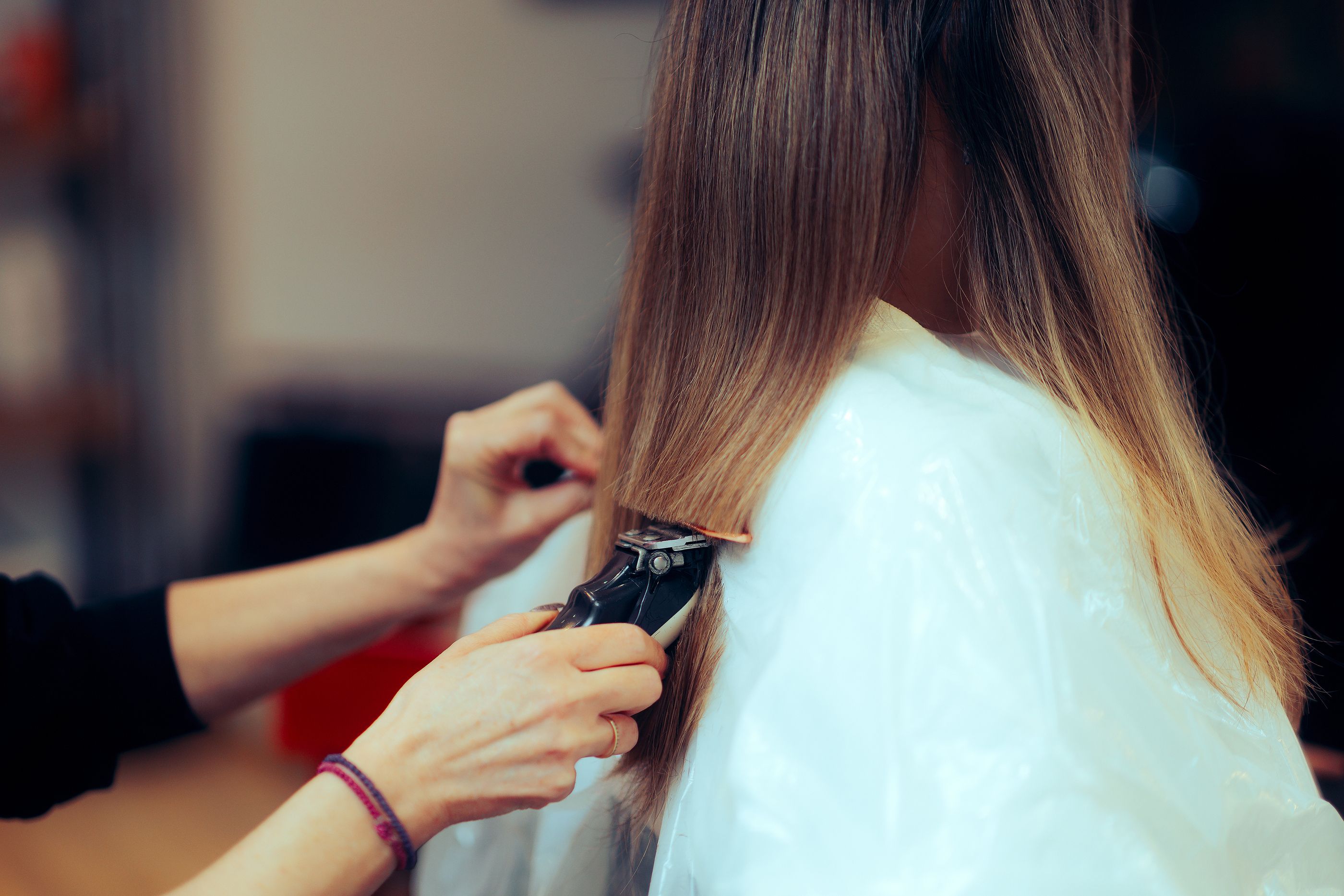Obligan a una peluquería a indemnizar a una novia por cortarle el pelo más de lo acordado