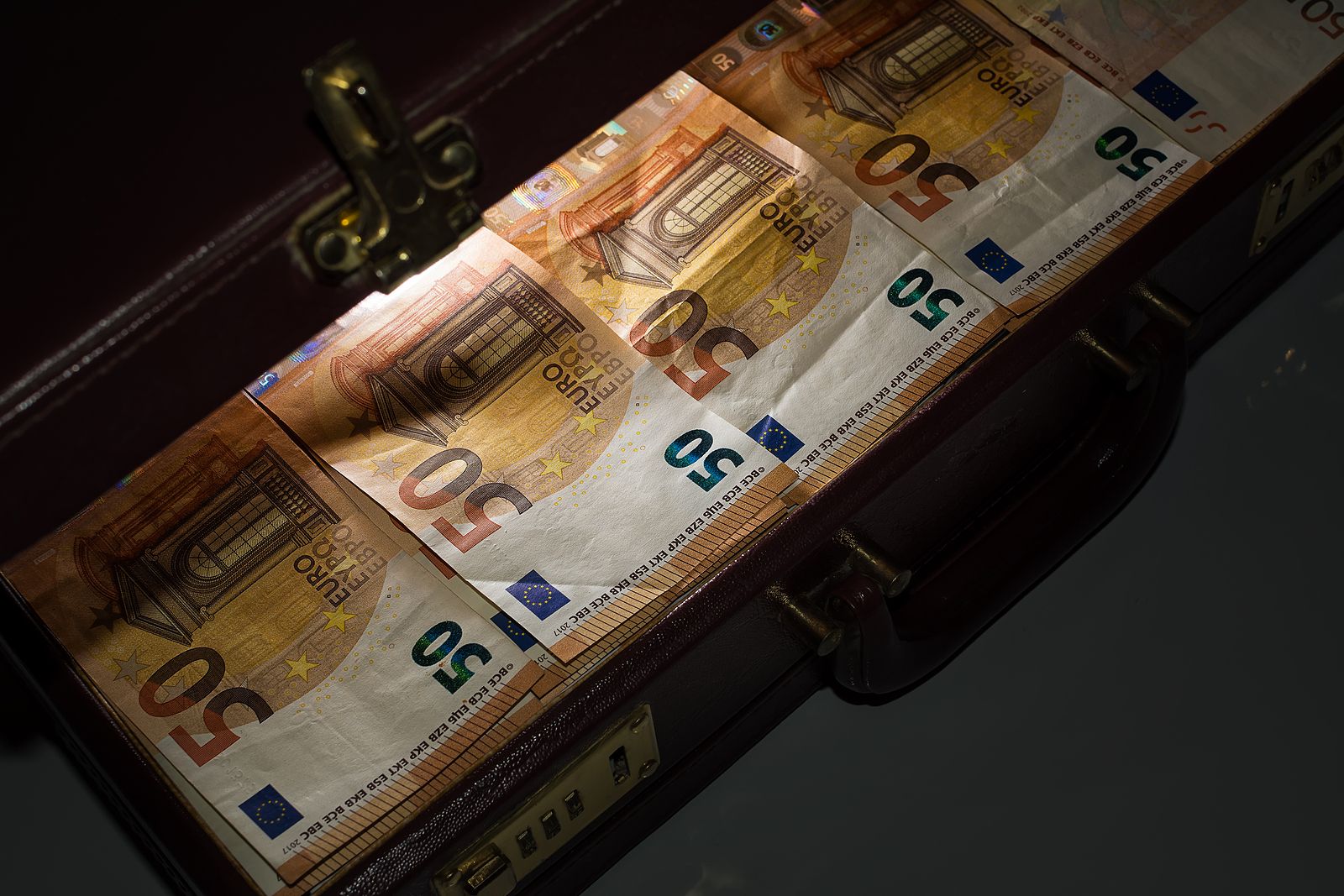¿Qué hacer si te encuentras un maletín con dinero? La Policía lo aclara ¿Qué hacer si te encuentras un maletín con dinero? La Policía lo aclara