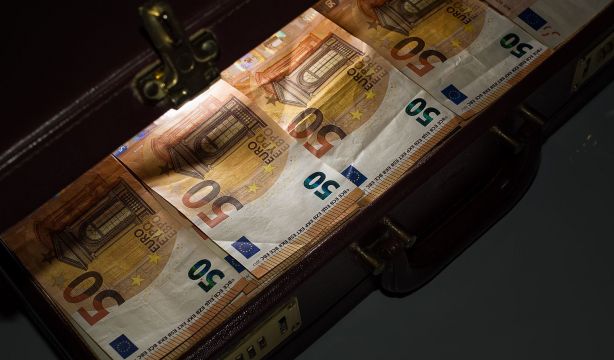 ¿Qué hacer si te encuentras un maletín con dinero? La Policía lo aclara