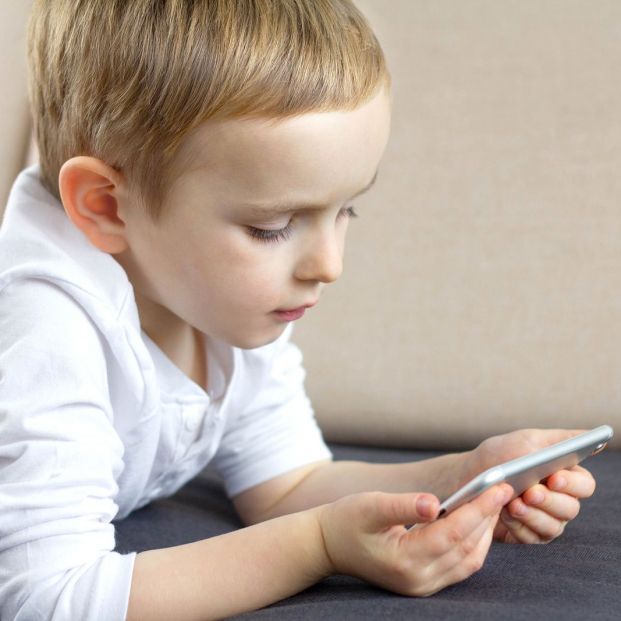 Cuidado con permitir que nuestros nietos estén demasiado tiempo usando pantallas