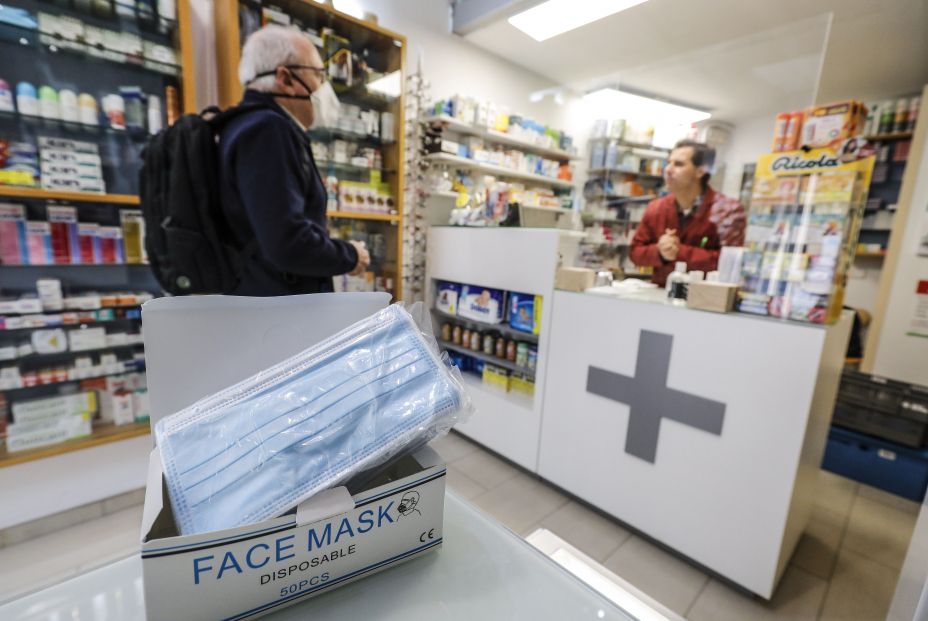 La demanda de mascarillas se dispara un 385% en las farmacias en pleno repunte de gripe La demanda de mascarillas se dispara un 385% en las farmacias en pleno repunte de gripe