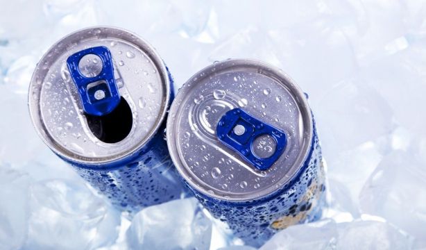 Este es el peligro oculto de beber demasiadas bebidas energéticas