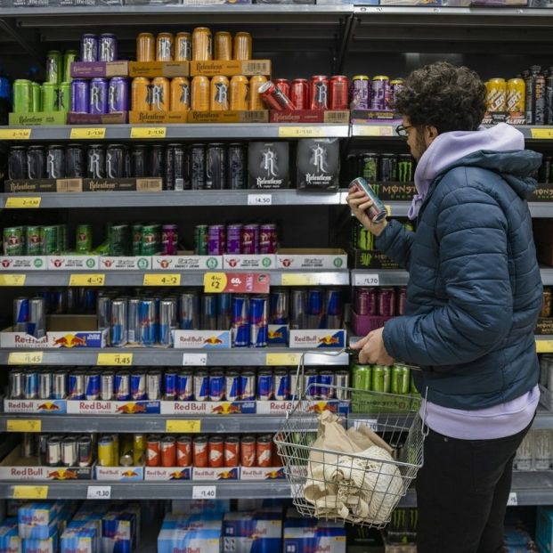 EuropaPress 5410315 joven mira seccion bebidas energeticas supermercado