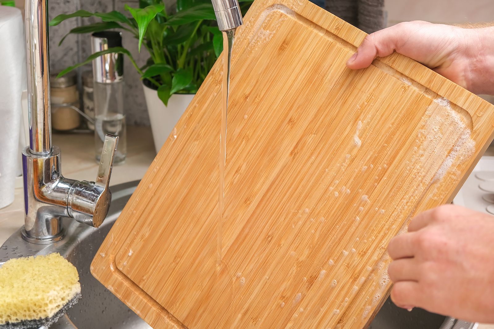 El truco para mantener siempre limpias tus tablas de cortar de cocina