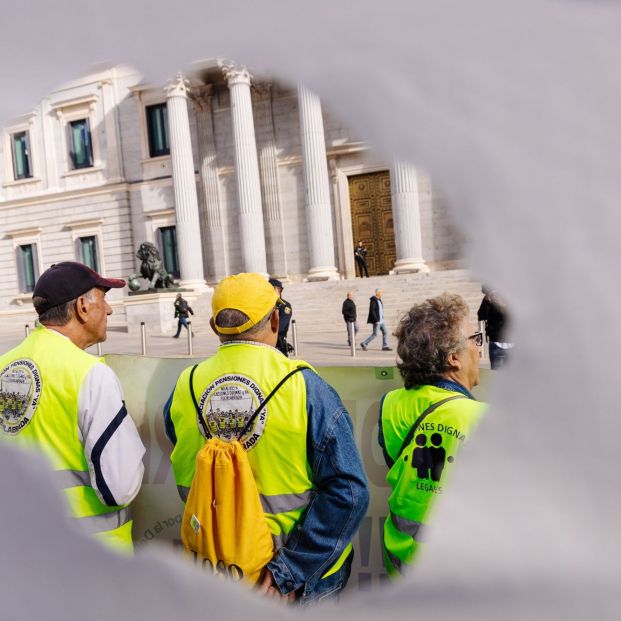 EuropaPress 5513676 varios pensionistas manifestacion frente congreso diputados 18 octubre 2023 (1)