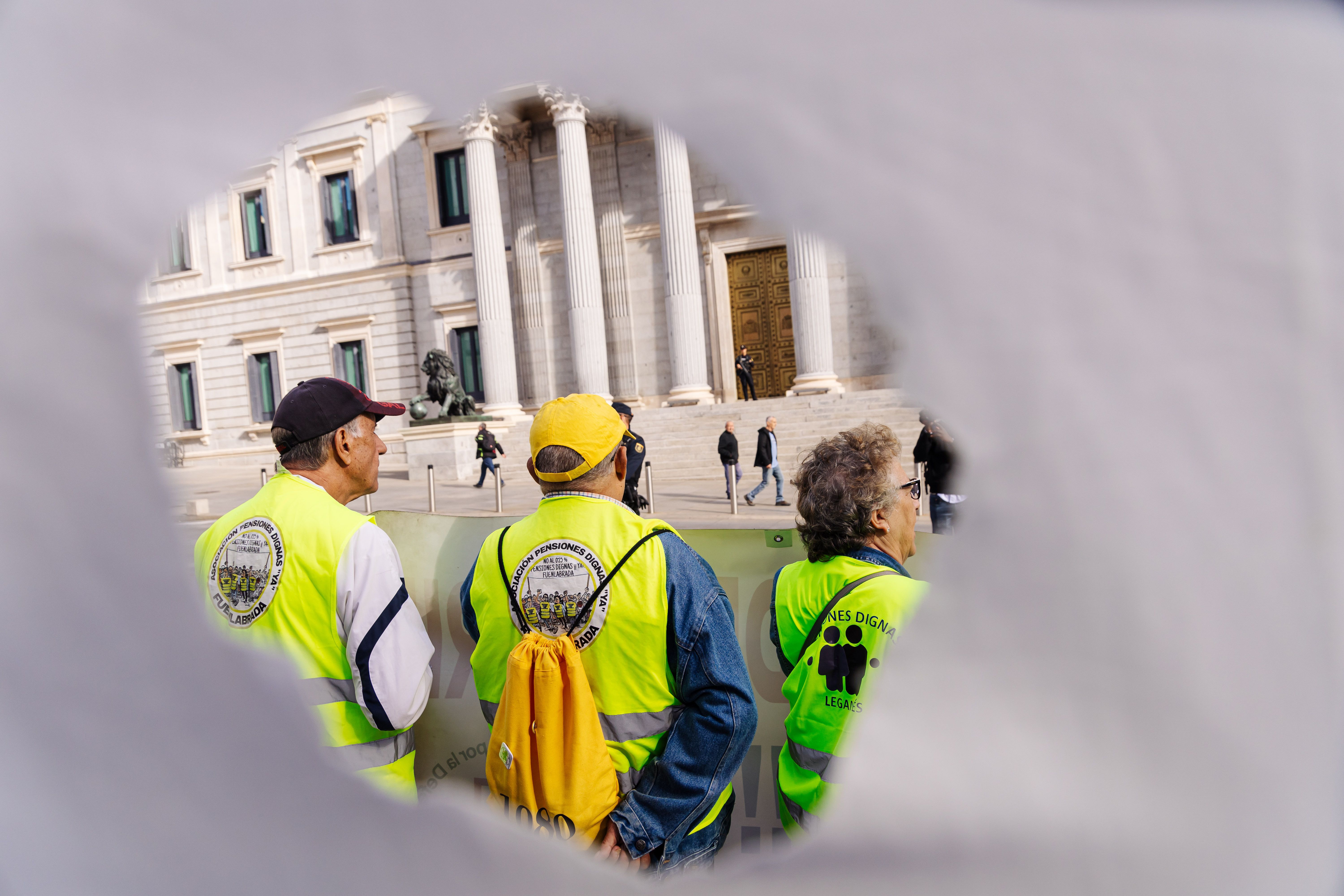 EuropaPress 5513676 varios pensionistas manifestacion frente congreso diputados 18 octubre 2023