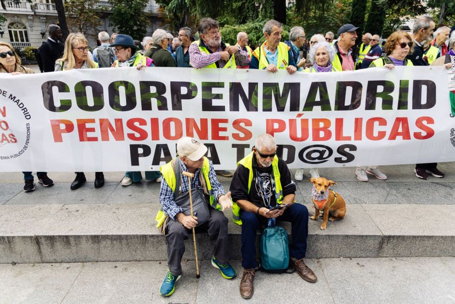EuropaPress 5513680 varios pensionistas pancarta coorpen protesta congreso