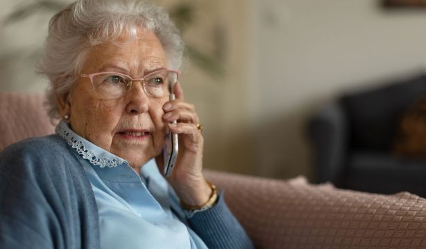 Cuidado: personas mayores son estafadas con voces clonadas de sus nietos