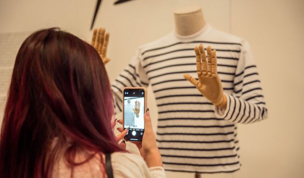 'PICA$$o' en el Museo del Traje, una crítica al arte como mercancía y espectáculo