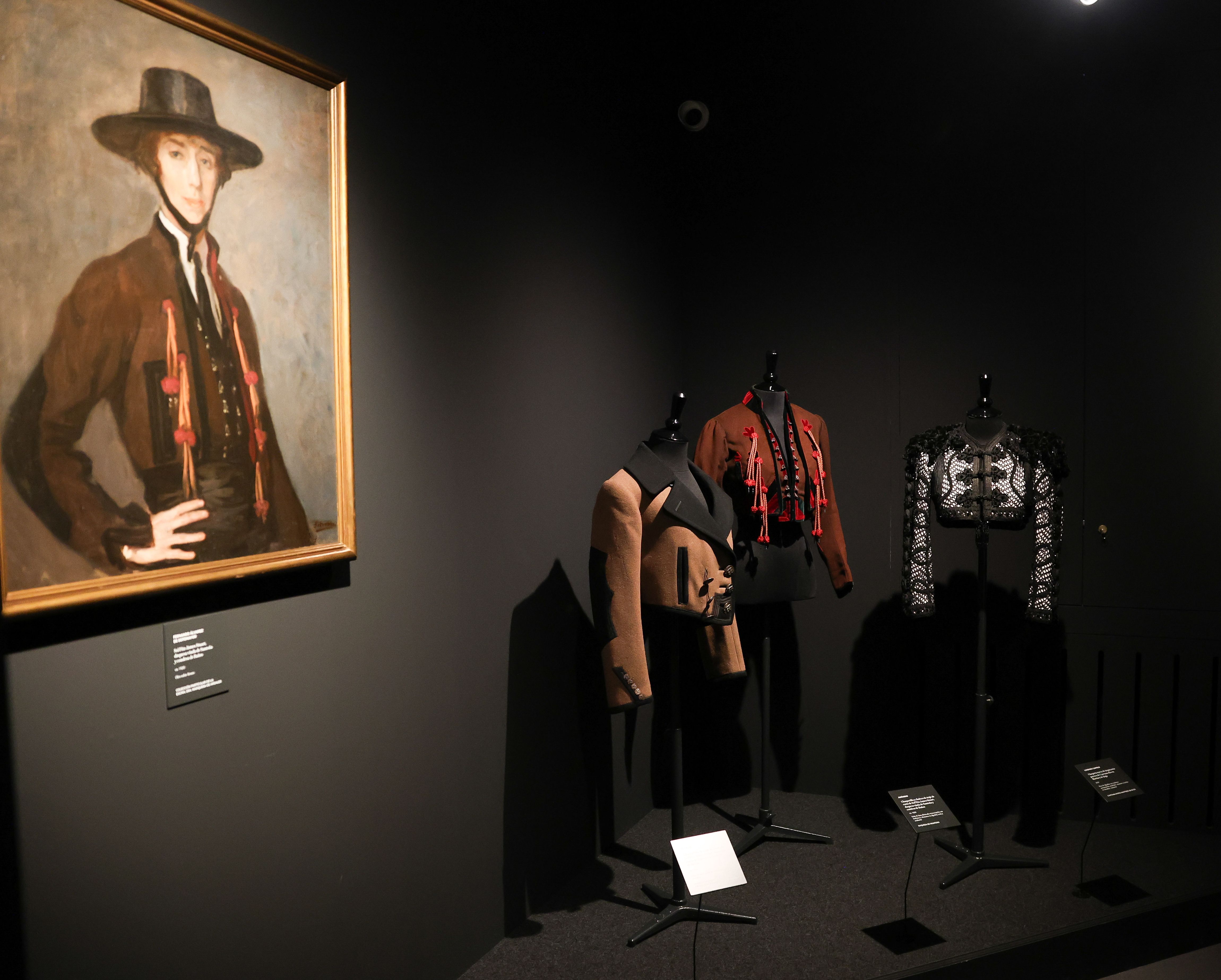 La Casa de Alba abre sus armarios para una exposición que resume dos siglos de moda
