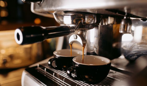 El truco de un camarero para saber si realmente te han servido café descafeinado