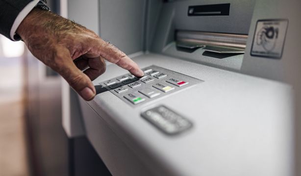 ¿Vas a retirar dinero del cajero automático? Sigue estos consejos de la Policía