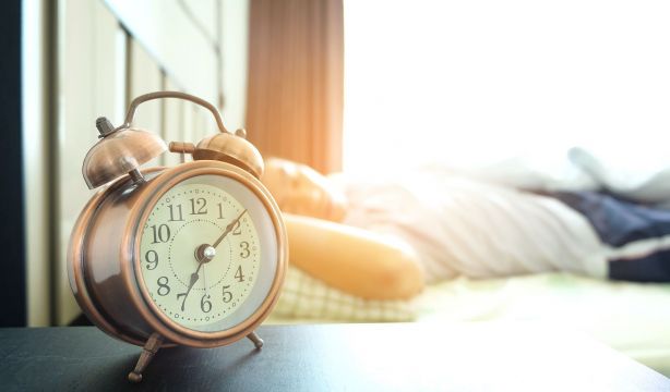 ¿Eres de los que vas retrasando la alarma del despertador? Descubren que tiene efectos positivos