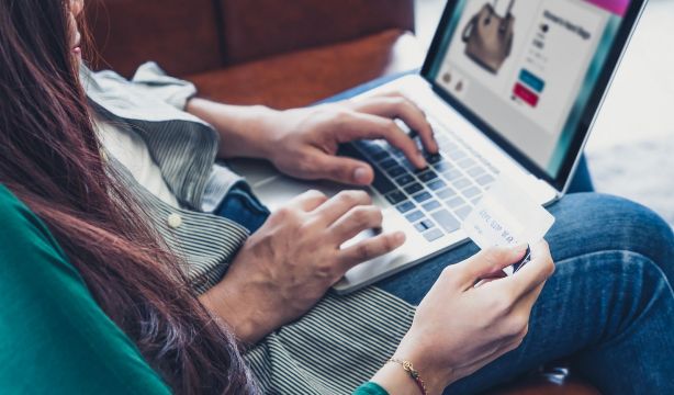Casi la mitad de los españoles desconfía en usar su tarjeta de crédito en compras online