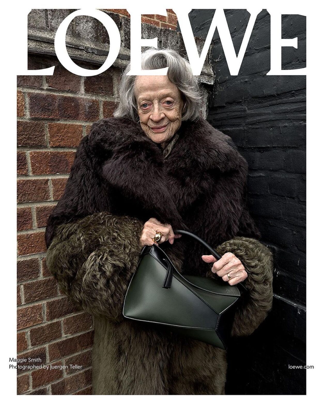 Loewe se suma a la revolución sénior: la actriz Maggie Smith, de 88 años, nueva imagen