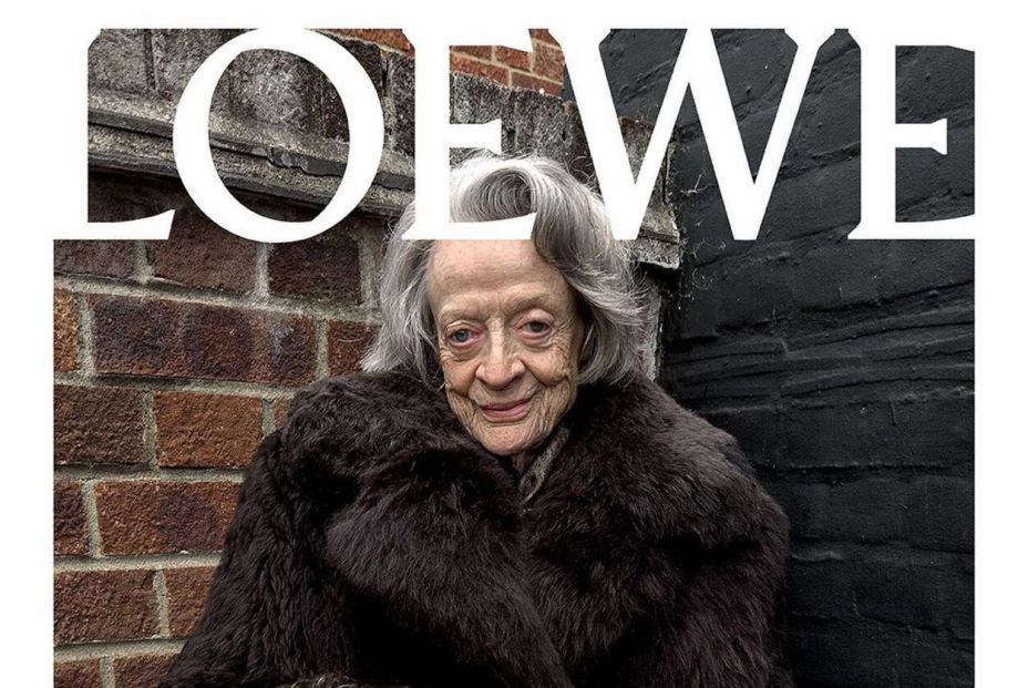 Loewe se suma a la revolución sénior: la actriz Maggie Smith, de 88 años, nueva imagen