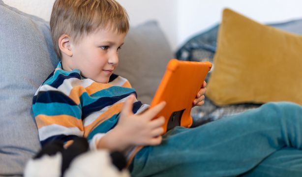 Una experta afirma que los nativos digitales "no existen": "No nacen, se hacen"