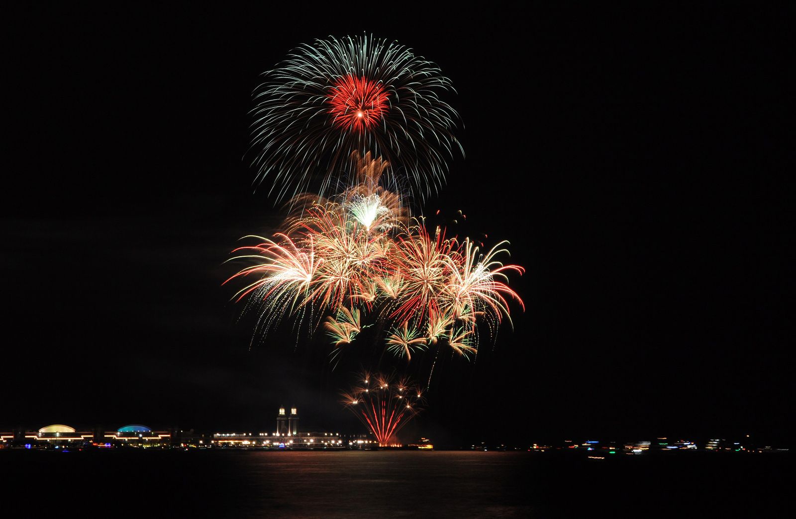 Cómo afectan los fuegos artificiales a los oídos de las personas mayores