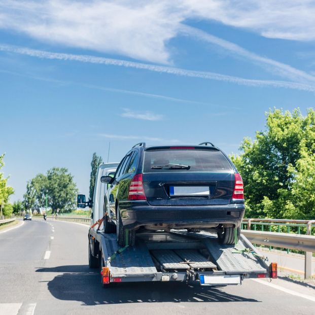 Consejos básicos sobre qué hacer cuando te quedas tirado con el coche (Big stock)