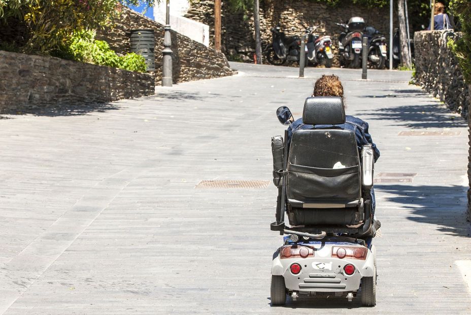 Tren y barco deberán aceptar sillas de ruedas con motor y scooters