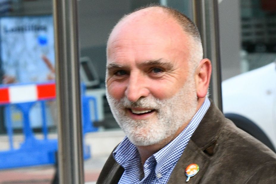El truco del chef José Andrés para no pasar hambre en los viajes de avión: "Me llevo varias"